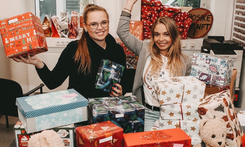 Nina Thielert (li.) und Charlene Richter von der JAV mit einigen der bereits eingereichten Geschenke. Foto: Volkswagen Interne Kommunikation Betriebsrat Wolfsburg