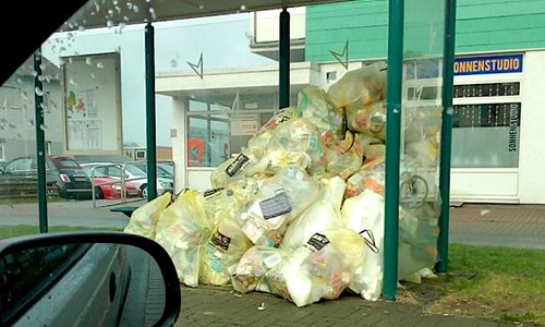 Die Gelben Säcke in der Bushaltestelle an der Ernst-Moritz-Arndt-Straße. Foto: Jutta Pagano