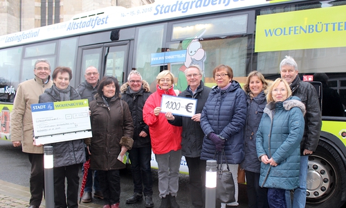 Das Tierheim Wolfenbüttel, der Freundeskreis Stau Mare und die Wolfenbütteler Tafel konnten sich über eine Spende freuen. Fotos: Marian Hackert