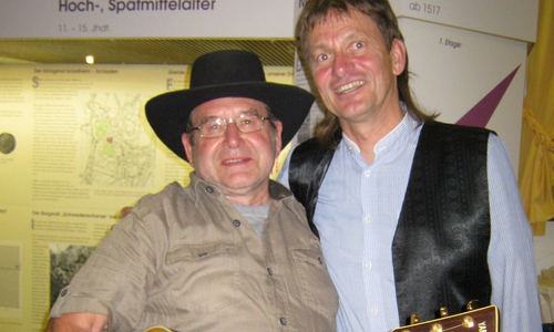 Am 26. August um 20 Uhr findet eine Lyriklesung bei Wein und Musik im Leo von Klenze Park statt. Die Freunde Günter Scholz und Nick Sameit freuen sich auf den Auftritt. Foto: Schacht