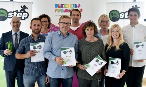 Stefan Honrath (links) und Tim Heinemann (rechts) übergeben die step-Schrittzähler an die Vertreter der teilnehmenden Peiner Grundschulen. Foto: Volksbank BraWo