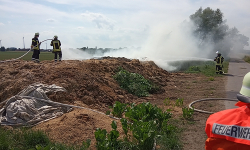Feuerwehrleute der alarmierten Feuerwehren bei den Löscharbeiten

Foto: Freiwillige Feuerwehr Hohenhameln