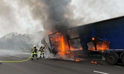 Durch die Hitze begann der Dieseltank zu schmelzen. Foto: Feuerwehr Königslutter 
