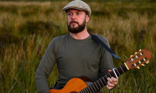 Sorgt für die passende Musik: Der schottische Liedermacher Alan Frew. Foto: Privat