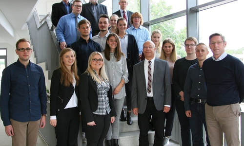Start ins Berufsleben: Dr. Frank Kästner (hintere Reihe, r.) und Harald Behrends (vordere Reihe, M.) sowie die Betriebsräte der Unternehmen und die Ausbildungsvertretungen gratulierten den LSW-und Stadtwerke-Auszubildenden. Foto: LSW

 