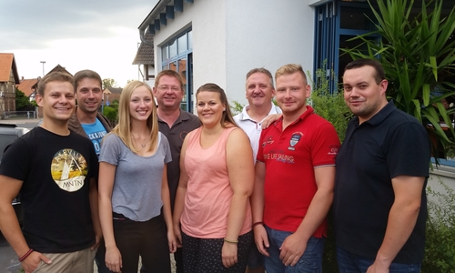 Vl. Fachbereichsleiter „Küche" Kai Grabowski, Dennis Bahr, Maja von Hofmann, Thomas Ponath, Karina Schmalkoke, Thomas Lange, Sven Rockar und Gemeindejugendfeuerwehrwart Matthias Klein. Foto: Gemeindejugendfeuerwehr
