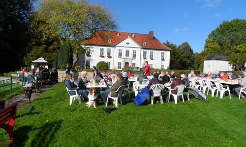 Die Seniorenbetreuung Schloss Schliestedt feierte Kartoffelfest. Foto: Sabine Resch-Hoppstock