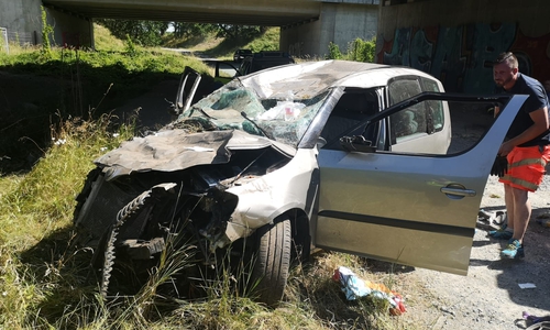 Das Auto stürzte zehn Meter in die Tiefe, nachdem es einen Wildzaun durchbrochen hatte. Foto: aktuell24/KR