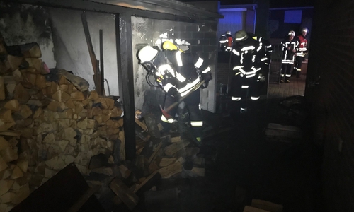 Die Feuerwehr löschte den Unterstand ab. Foto: Feuerwehr