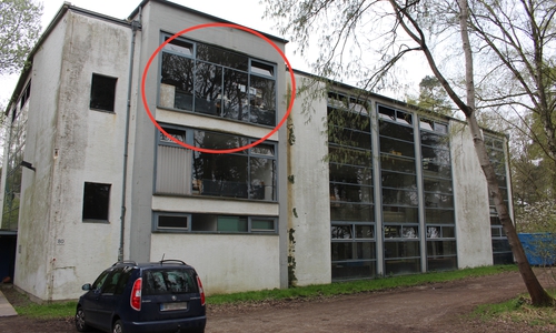 Das Sekretariat des Instituts für Architekturbezogene Kunst brannte am Wochenende (hier gekennzeichneter Bereich). Foto: Christina Ecker
