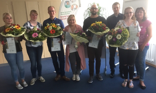 v.l.: Die neuen Praxisanleiter Madeleine Werthmann, Katharina Heine, Maximilian Bosch, Annina Rascher, Sebastian Halter, Ariane Rietschel, rechts Pflegedirektorin Susanne Graudenz, daneben Mit-Geschäftsführer Matthias Dürkop. Foto: Asklepios Harzkliniken