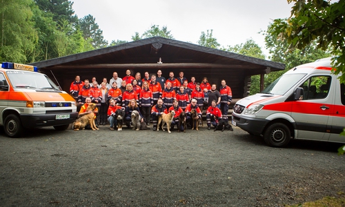  Einige der Rettungshunde mit ihren Führerinnen und Führern beim Trainingszeltlager. Foto: Malteser