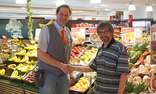 Marktleiter Thomas Macke (REWE-„Ost“) und Diethelm Krause-Hotopp (Freundeskreis Freibad am Elm) beschließen die Wette. Foto: Ulrich Schwarze