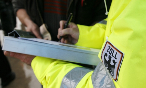 Da gefälschte ID-Karten den Zöllnern nicht das erste Mal vorgelegt wurden, brachte man die Personen samt ihrer Papiere zu der Polizeiinspektion Wolfsburg; Symbolbild: ZOLL