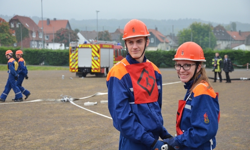 Eine Löschübung nach Feuerwehrdienst-Vorschrift gehört ebenfalls zur Leistungsspange. Hier die Jugendfeuerwehr Steina, LK Göttingen. Fotos: Kreis-Jugendfeuerwehr Goslar