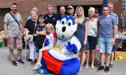 Auch „Dino“, das Maskottchen des Fußballerstligisten Hamburger SV, zählte zu den Besuchern des Aktionstages. Fotos: Landfrauen Helmstedt