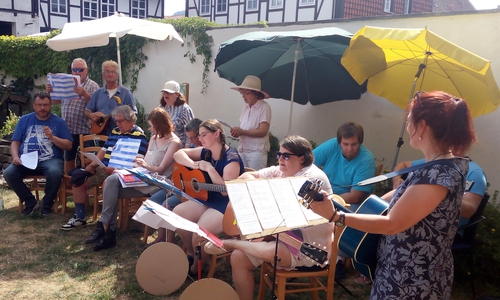 Die Musikgruppe unterhielt die Besucher des Sommerfestes der Diakonischen Dienste beraten & begleiten. Fotos: privat