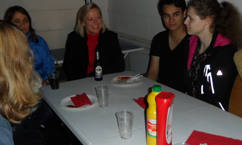 Die SPD-Landtagskandidatin Dunja Kreiser in gemütlicher Runde. Foto: Resch-Hoppstock

