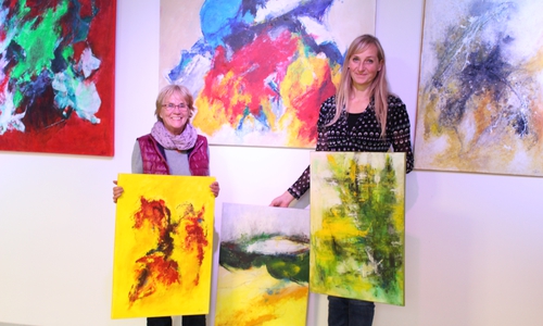 Neue Ausstellung im SchmidtTerminal. Künstlerin Ingeborg Meißner (links) und Walburga Schmidt  vom Reisebüro Schmidt stellen die Bilder vor. Foto: Max Förster