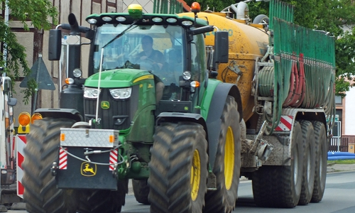 Neben den praktischen Aktivitäten, Düngemittel mit großen Fahrzeugen auf die landwirtschaftlichen Flächen  zu bringen, werden in den Betrieben auch Aufzeichnungen erforderlich. Foto: Achim Klaffehn