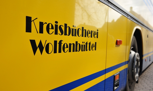 Der Bücherbus kommt ab dem 9. September wieder regelmäßig nach Ahlum. Foto: Privat