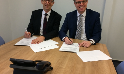 Landrat Dr. Andreas Ebel (re.) und Oberbürgermeister Klaus Mohrs unterzeichnen die Vereinbarung zur Nutzung des Service Centers Wolfsburg. Ziel ist es, die Erreichbarkeit und den Bürgerservice im Landkreis Gifhorn zu verbessern. Foto: Landkreis Gifhorn