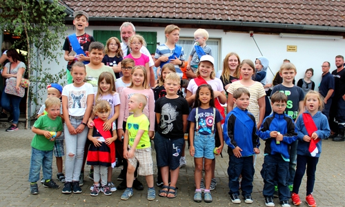 Einige der punktbesten Kinder mit Bürgermeister Karl-Heinz Müller. Fotos: Bernd-Uwe Meyer