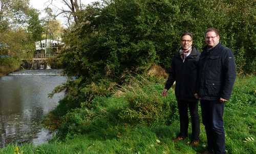 Martin Kokon (links) und Marcus Bosse an der Oker. Foto: SPD