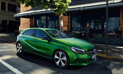 Die neue Generation der A-Klasse ist zum ersten Mal aus der Nähe zu erleben. Foto: Mercedes
