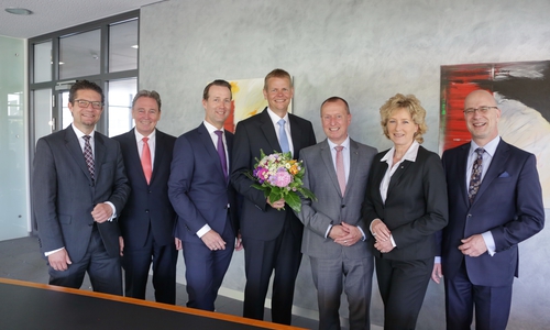Die Leiter der Direktionen Braunschweig, Gifhorn, Peine, Salzgitter und Wolfsburg heißen gemeinsam mit Michael Pannwitz (3.v.l.), Leiter Individualkunden der Volksbank BraWo, Frank Neumann (Mitte) willkommen. Neumann bietet seit dem 1. Juli das neue Beratungskonzept Generationenmanagement an. 