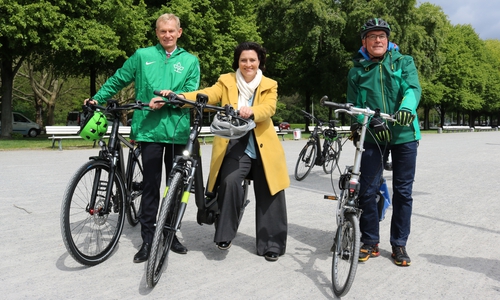Von links: Dr. Jürgen Peter (Vorstandsvorsitzender AOK Niedersachsen), Carola Reimann (Niedersächsische Sozialministerin) und Volker Czech (stellvertretender Vorsitzender ADFC Niedersachsen). Foto: AOK

 