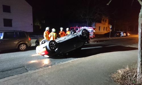 In einer 30er Zone in Stöckheim landete dieser VW Beattle auf dem Dach.
Fotos und Video: aktuell24/sk
