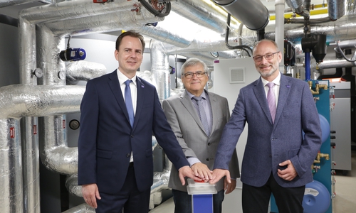 Stadtwerke-Geschäftsführer Olaf Koschnitzki, Dr. Uwe Marhenke, Geschäftsführer La Patria Wohnpark Gifhorn, und Stadtwerke-Geschäftsführer Rainer Trotzek eröffnen das erste Gifhorner Energie Effizienz Quartier mit Erdwärmenutzung. Foto:  Stadtwerke Gifhorn GmbH