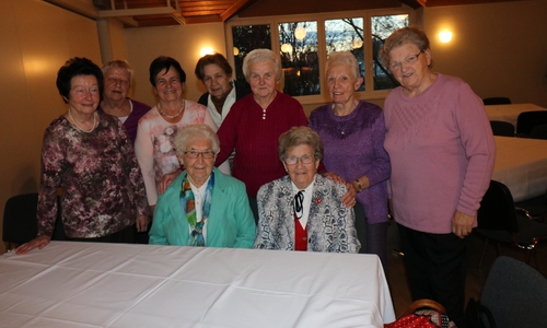 Im Bild, die beide ältesten Besucherinnen, Gisela Wolf (89) links und Lotte Jackstatt (95)  vorn, eingerahmt vom Helferinnenkreis von links. Ortrud Ebelmann, Christa Millss, Maria Hansonis, Gisela Reineke, Brunhilde Gersonde, Ingrid Wegner und Seniorenkreisleiterin Sieglinde Behrens. Foto: Privat