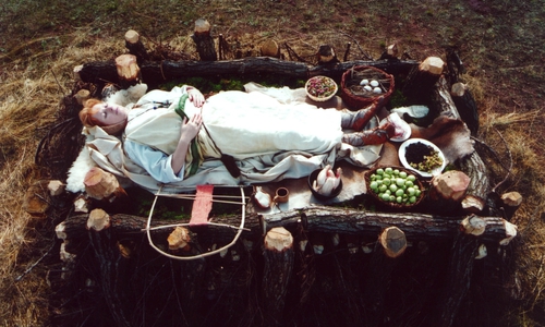 Rekonstruktion der Aufbahrung einer Toten auf dem Scheiterhaufen mit Ausstattung nach Funden aus Brandgräbern der römischen Kaiserzeit. Foto: A. Hörentrup, Landesamt für Denkmalpflege und Archäologie Sachsen-Anhalt