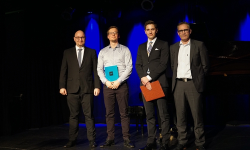 von links nach rechts: Marcin Slodkowski vom VDI Braunschweiger Bezirksverein e.V. mit den Preisträgern Florian Kress und David Becker sowie Prof. Dr. Max Ehleben, der einen Förderpreis im Namen des Instituts für Forschung, Innovation und Technologietransfer e.V. übergab.
Foto: Ostfalia