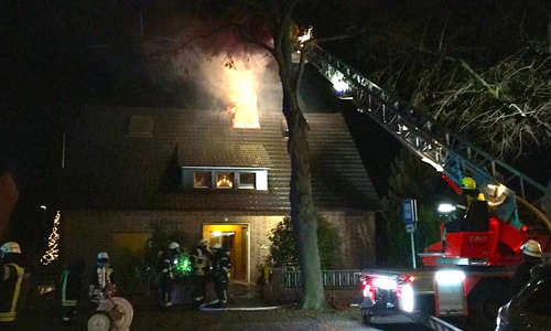 Das Feuer hatte sich hinter einer Wand bis ins Dachgeschoss hochgefressen. Foto/Video: aktuell24 (BM)