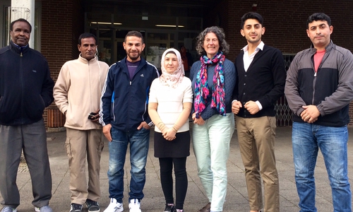 Mitglieder des Flüchtlingsrats, darunter Vorstandsmitglieder Nazanin Mohamadi (Mitte) und Nesar Brikzai (2. v.r.), mit Ghalia El Boustami, Bündnis 90 /Die GRÜNEN Wolfenbüttel. Foto: privat.