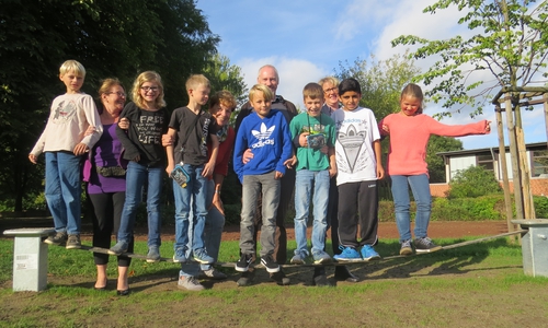 Die Kinder der Wilhelm-Raabe-Schule können sich über eine neue Slackline freuen. Foto: Privat