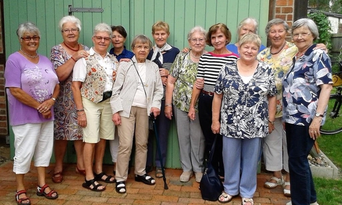 Für das Wohl der Gäste sorgten Doris Liefner (2. v. l.) und Rosi Isensee sowie Elisabeth Schwieger (3. v. l.) mit einer Führung. Foto: Rosi Isensee