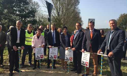 Mit lautem Fahrradklingeln fällt der Startschuss zum neuen Radweg. Foto: Stadt Wolfsburg