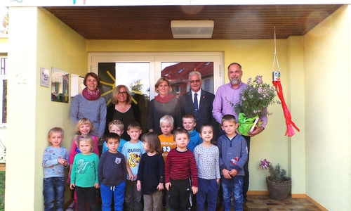 „Kita Kräuterwichtel“:
Ein herzliches Dankeschön für die neue
Abdeckung des Kneippbeckens gab es von den
Kindern und Erzieherinnen des Hoiersdorfer
Kindergartens für Lars Wreczycki (re.). Auch
Bürgermeister Henry Bäsecke lobte das
bürgerschaftliche Engagement. Foto: Stadt Schöningen