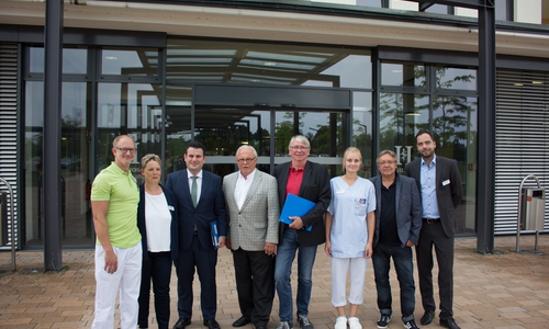 Hubertus Heil (3. v. l.) beim Besuch des Klinikums Gifhorn. foto: SPD