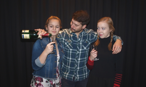 Tatjana (Sarah Leonhardt), Michaela (Angelina Schlieper) und Thomas (Sascha Kropf) nutzen die Abwesenheit seiner Frau, um sich zu amüsieren. Foto: kleine bühne