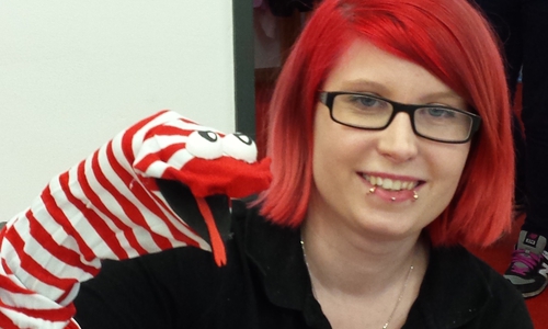 Sarah Kniep absolviert derzeit eine Ausbildung zur Erzieherin am Diakonie-Kolleg und präsentiert eine selbst gestaltete Sockenpuppe, die im Kindergarten-Alltag zum Einsatz kommt. Foto: Diakonie-Kolleg