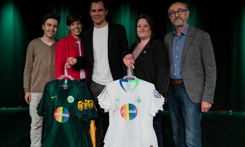 Die Wolfsburger Aids-Hilfe freut sich über die gespendeten Trikots vom VfL Wolfsburg. Foto: Aids-Hilfe Wolfsburg