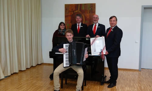 Die Urkunde für das Stipendium bekam René Enns von Brunhild Maxa, sowie dem Vorstand der Kultur- und Sozialstiftung der Sparkasse Gifhorn-Wolfsburg, Bernd Strohbecke, Christian Eichler und Jürgen Kröger überreicht. Foto: Sparkasse Gifhorn-Wolfsburg