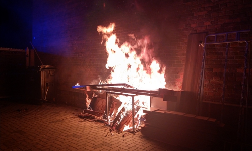 Da ein Übergreifen auf das Wohnhaus nicht auszuschließen war, musste die Feuerwehr das Haus evakuieren. Fotos: Feuerwehr Vorsfelde