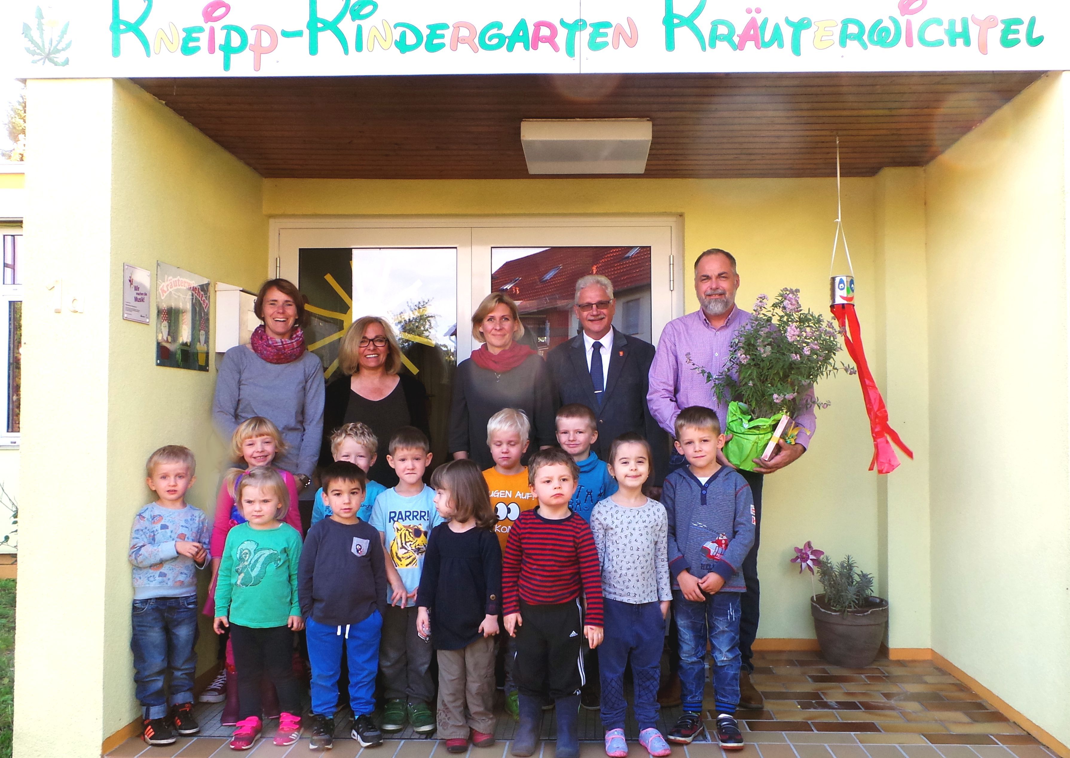  Kindergarten Kräuterwichtel freut sich über Spende 