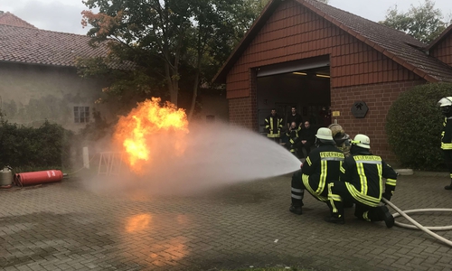 Wehren aus Kissenbrück und Groß Denkte absolvierten ein Hohlstrahlrohrtraining. Fotos: Jens Meyer 